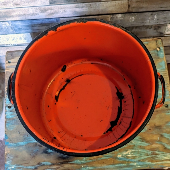Vintage Tomato Red Enamel 9 1/3" Diameter Pot - Picture 12 of 13
